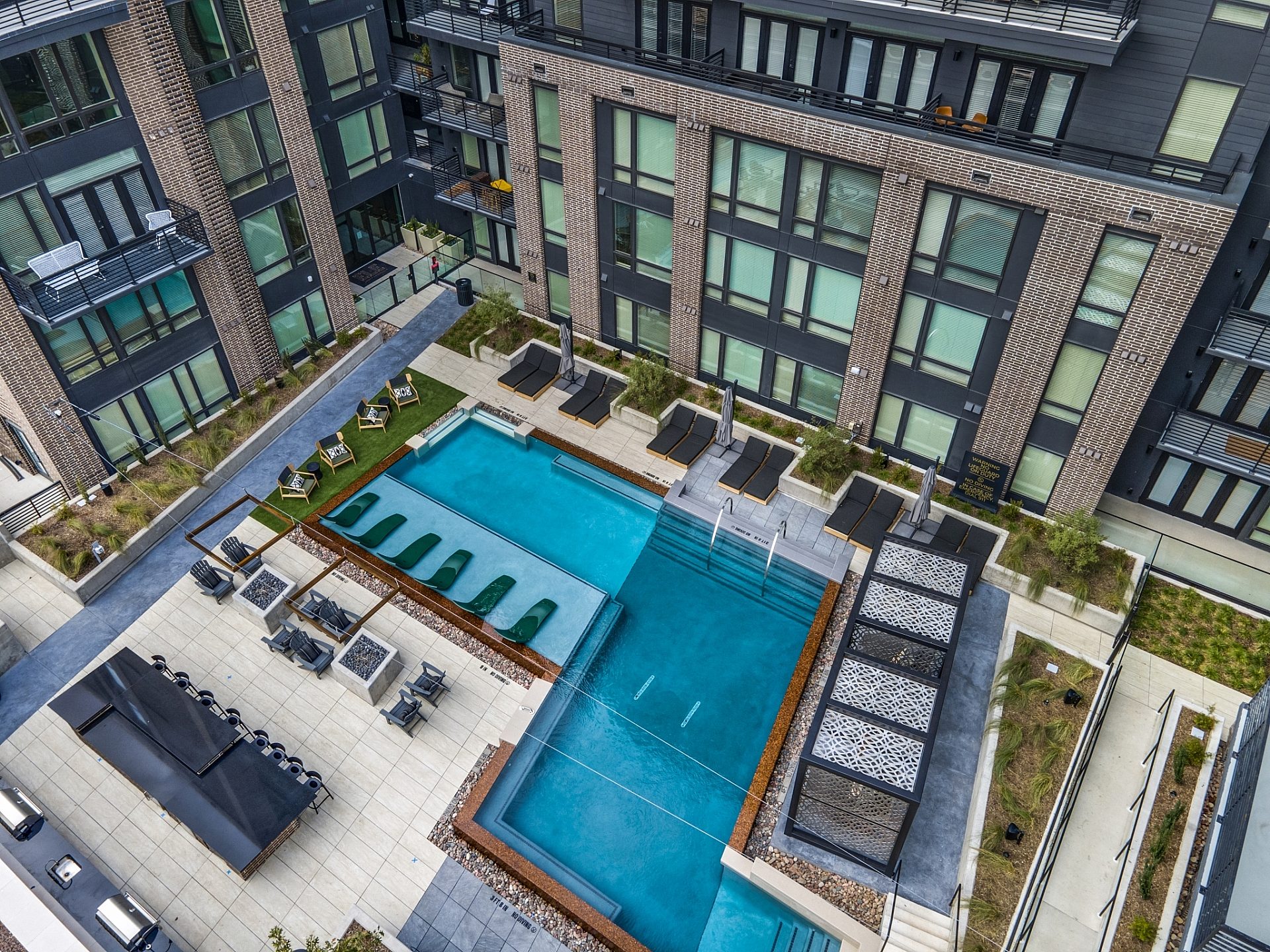 Ele Courtyard 07
